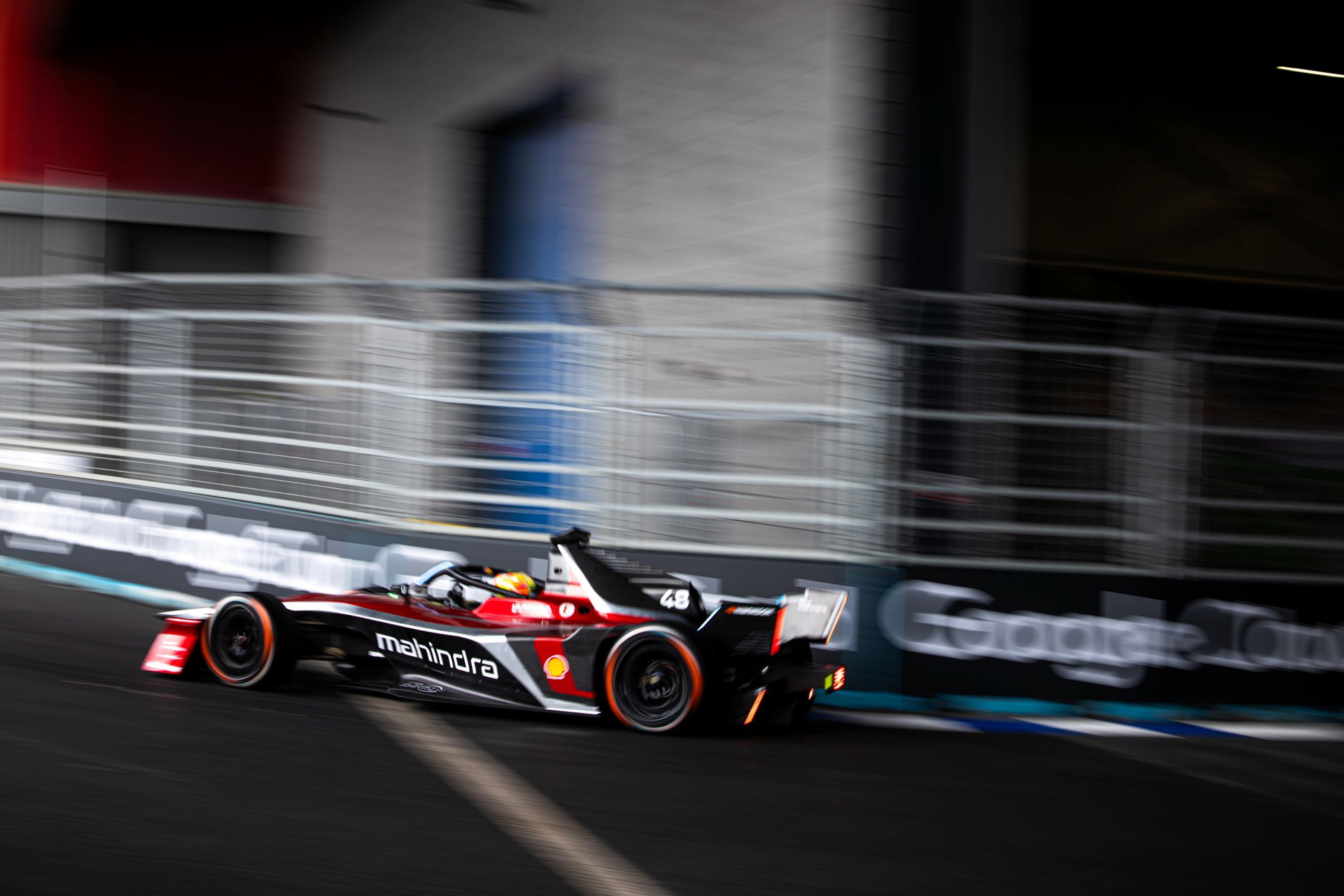 El coche de carrera de Mahindra compite en el E-Prix de Londres.