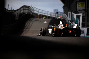 El monoplaza DMC en acción, capturando la esencia de la Fórmula E.