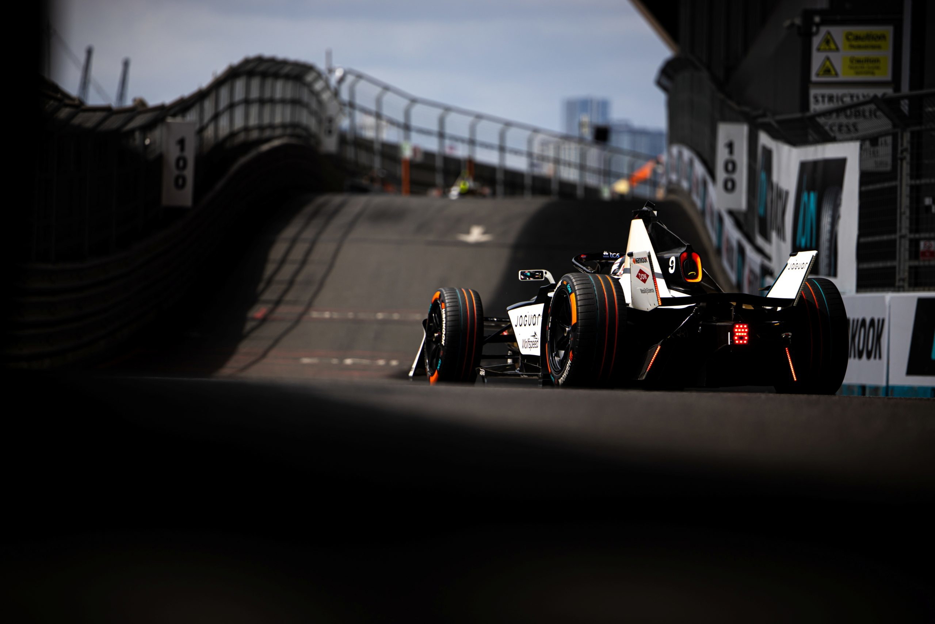 El monoplaza DMC en acción, capturando la esencia de la Fórmula E.