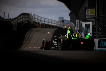 DMC en acción, mostrando su agresivo diseño aerodinámico