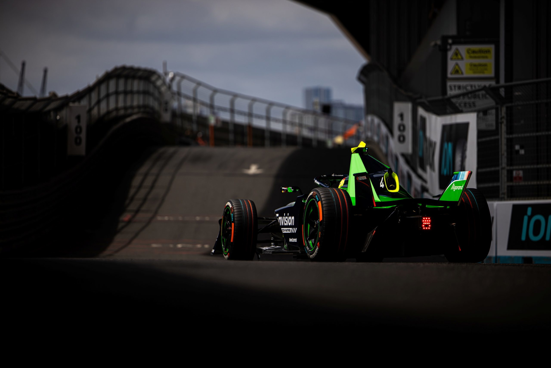 DMC en acción, mostrando su agresivo diseño aerodinámico