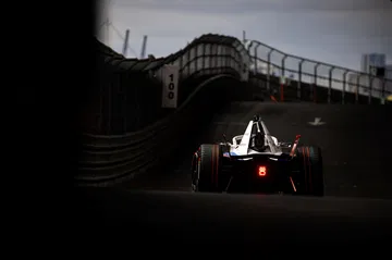 DMC compitiendo en el ePrix de Londres, mostrando su diseño aerodinámico
