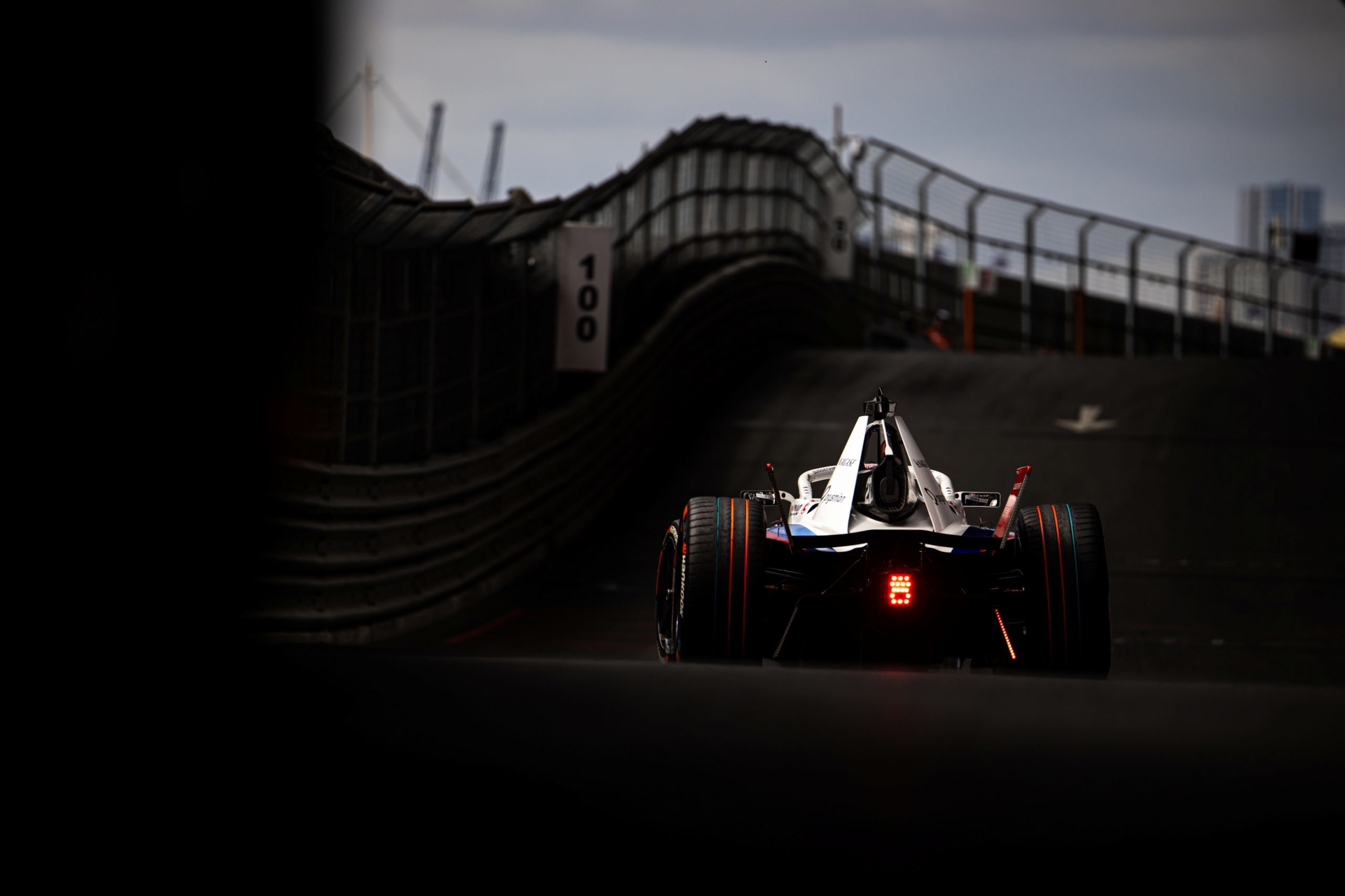 DMC compitiendo en el ePrix de Londres, mostrando su diseño aerodinámico