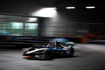 Un monoplaza de competición surca la pista en el ePrix de Londres.