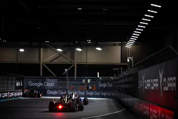 Coche eléctrico compitiendo en el ePrix de Londres, resaltando su tecnología de vanguardia.