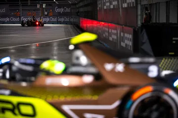Captura del emocionante ePrix de Londres 2025 con modelos eléctricos en acción.