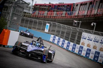 El innovador monoplaza eléctrico compite en el desafiante circuito urbano de Londres.