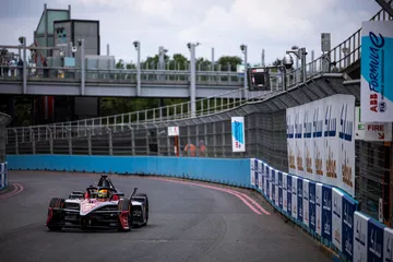 El monoplaza de DMC en plena carrera, mostrando su diseño aerodinámico y agresivo.