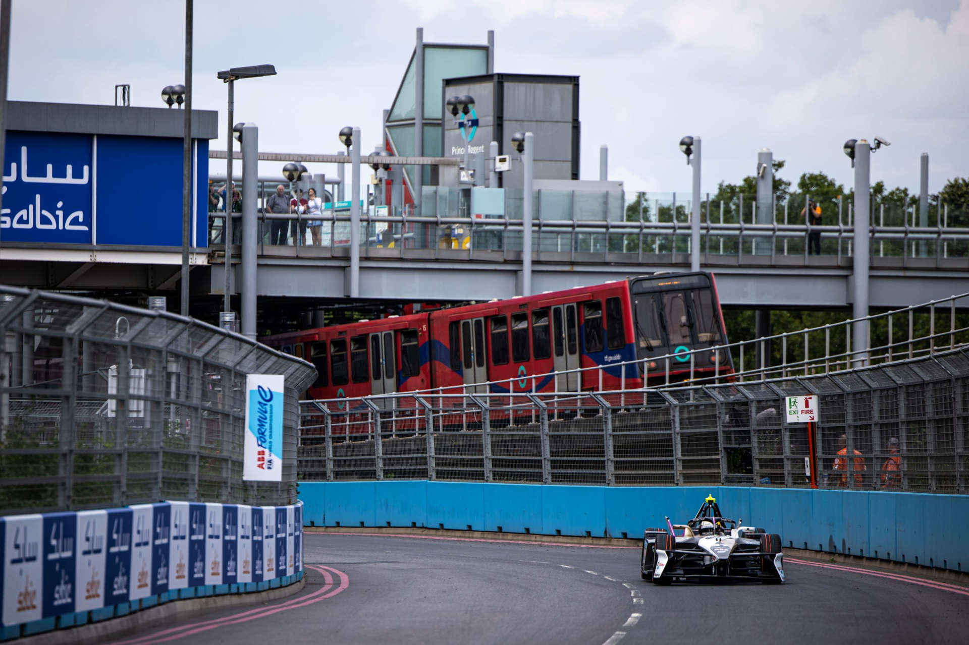 Un coche de carreras compite en el ePrix de Londres, evidenciando la fusión de la electrificación y la velocidad.