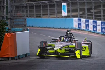 El coche eléctrico compite en el E-Prix de Londres, mostrando su diseño aerodinámico.