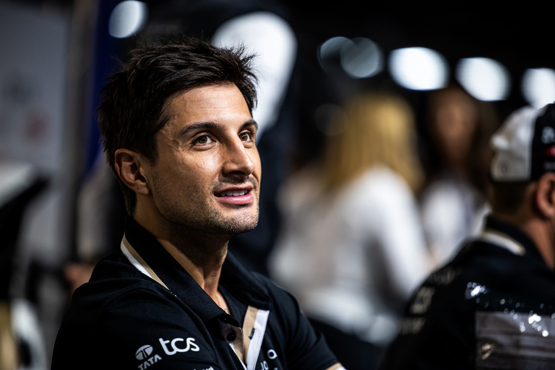 El piloto se muestra concentrado en el evento, preparado para los desafíos de la competición.