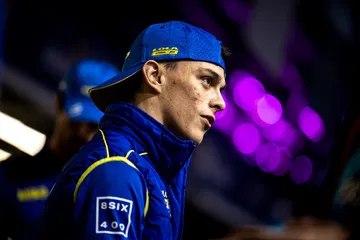 El joven piloto está concentrado en su estrategia para la carrera eléctrica.