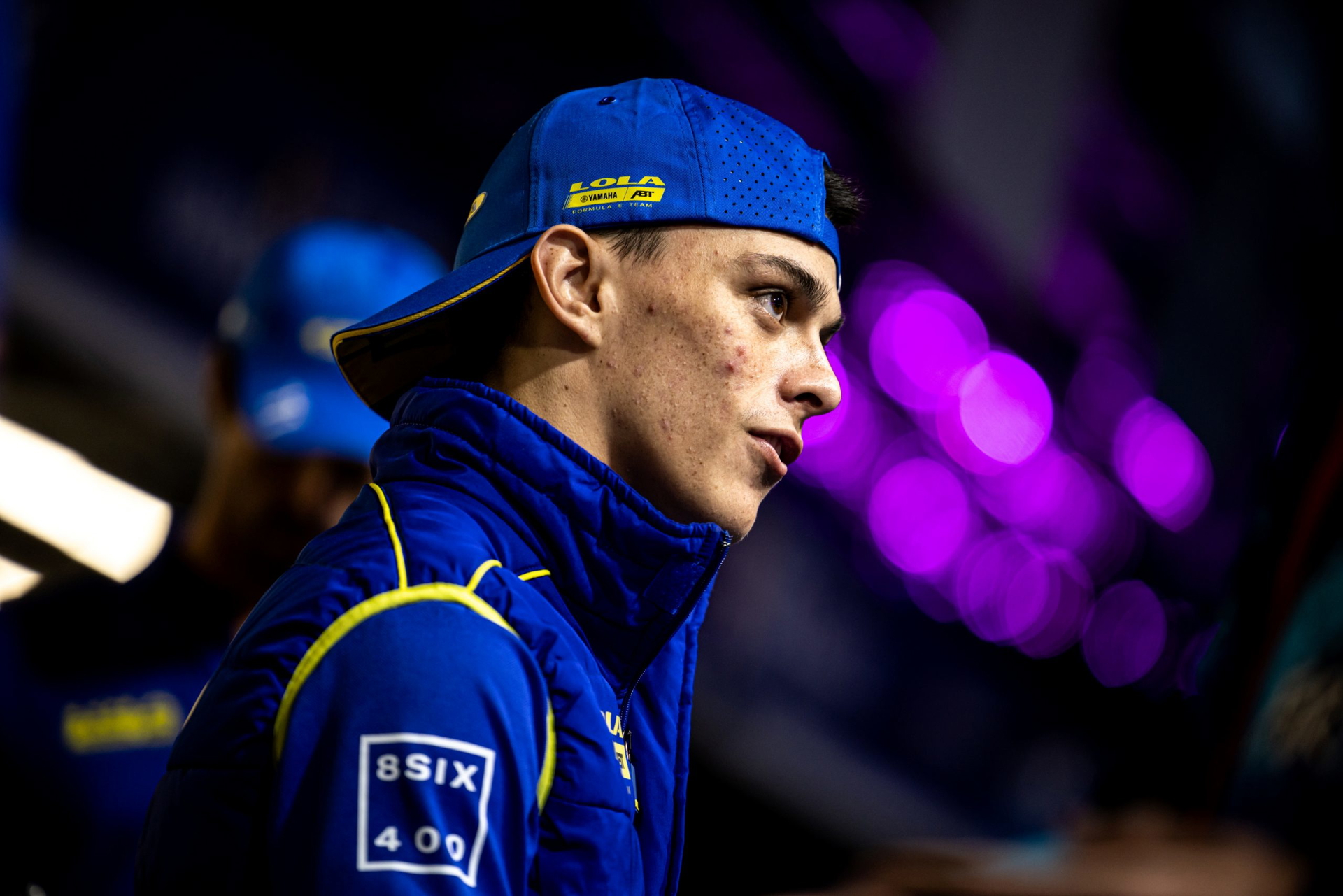 El joven piloto está concentrado en su estrategia para la carrera eléctrica.