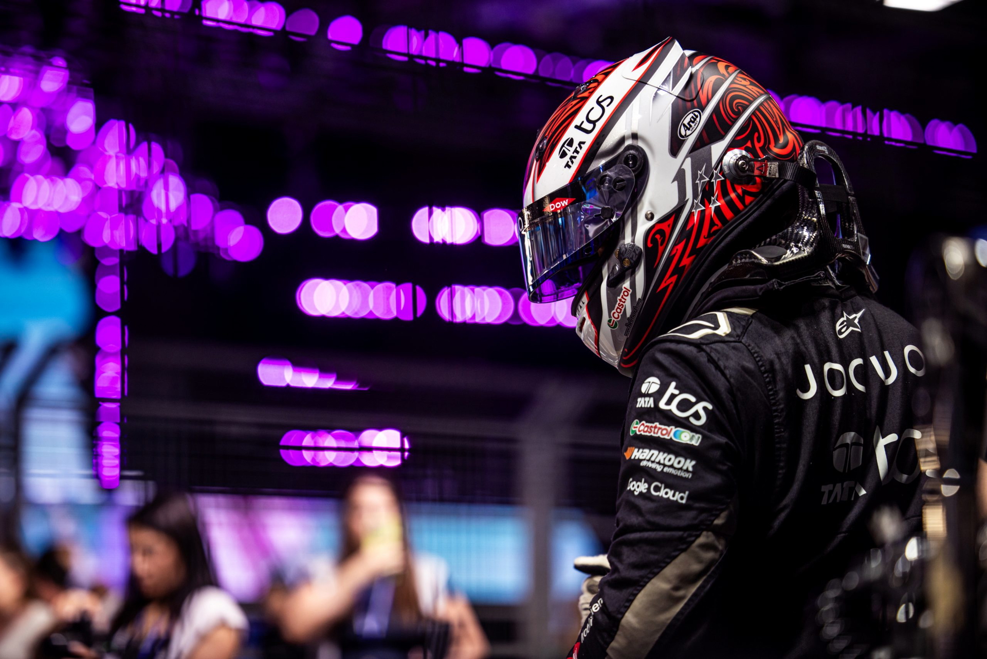 Piloto en boxes preparado para la competencia, reflejando la emoción del evento.