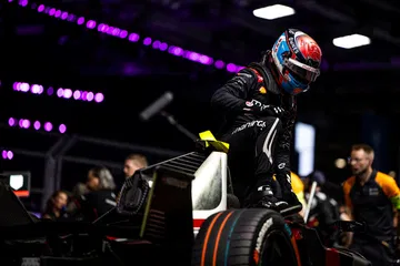 Piloto saliendo del monoplaza eléctrico en una emocionante carrera en Londres.