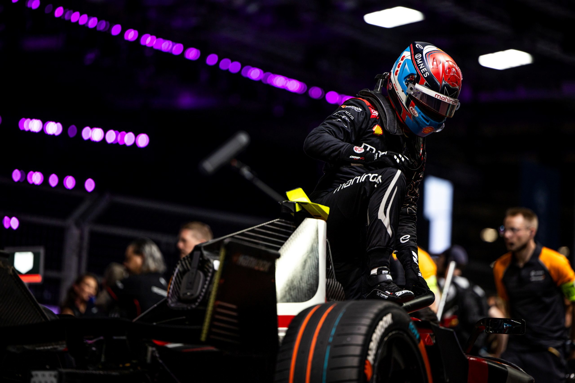 Piloto saliendo del monoplaza eléctrico en una emocionante carrera en Londres.