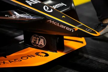 Vista del alerón delantero y diseño del McLaren en el ePrix de Londres 2025.