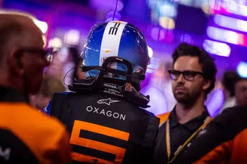 El piloto se prepara para la competencia en un ambiente vibrante y tecnológico.