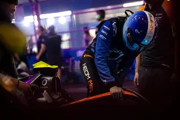Piloto de coche eléctrico preparado para la carrera en Londres.