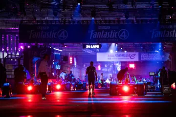 Noche vibrante en el E-Prix de Londres 2025, donde la electricidad y la adrenalina se fusionan.