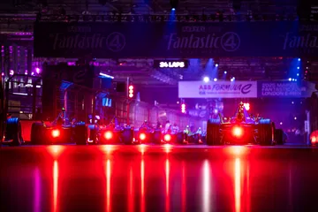 Coches eléctricos preparados para la carrera en Londres 2025