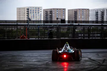 El monoplaza eléctrico muestra su diseño aerodinámico característico.