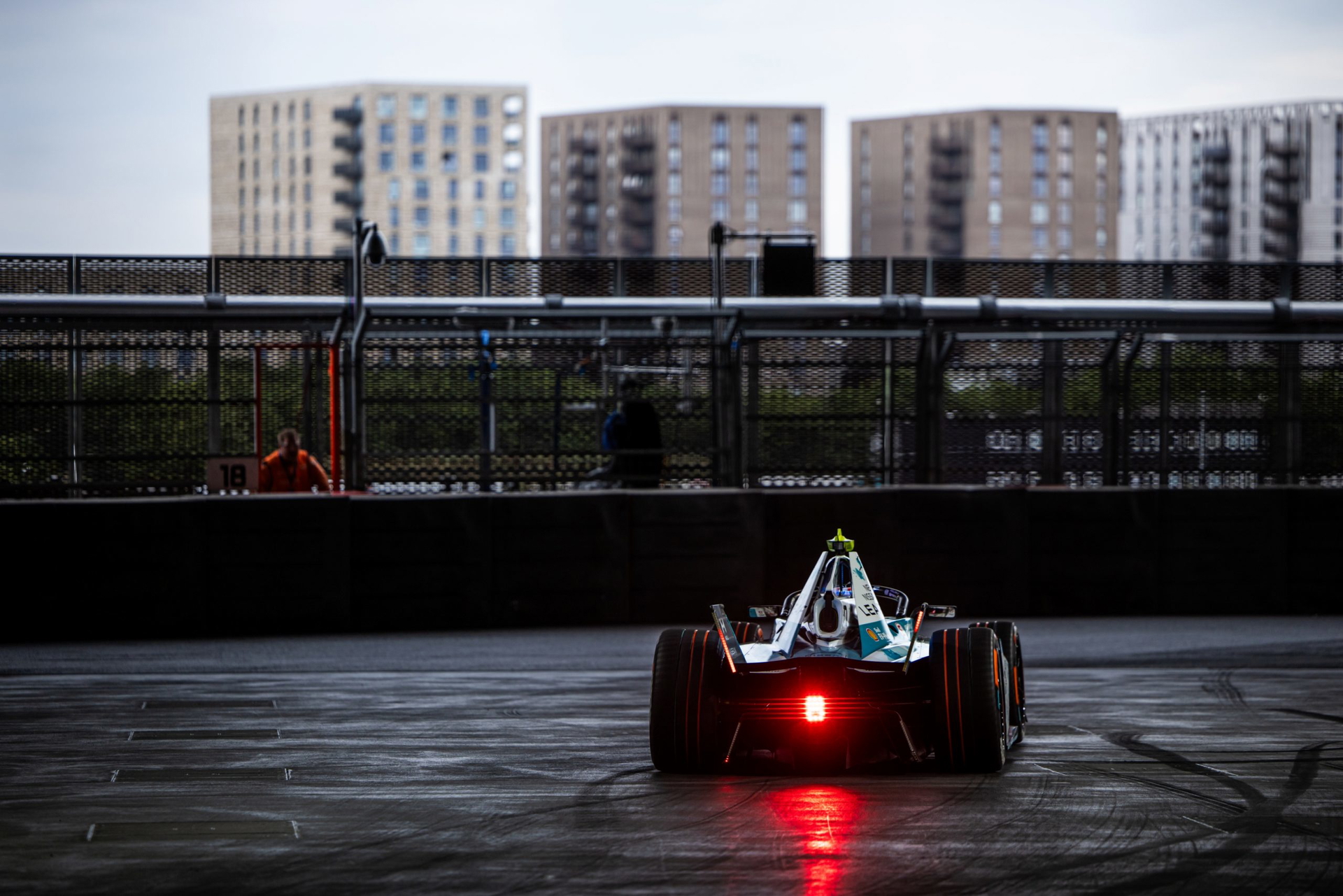 El monoplaza eléctrico muestra su diseño aerodinámico característico.