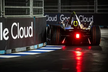 DMC en acción, mostrando su diseño aerodinámico y luces traseras