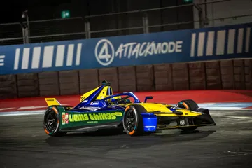 El DMC de Londres 2025 muestra un diseño audaz y aerodinámico en su actuación eléctrica.