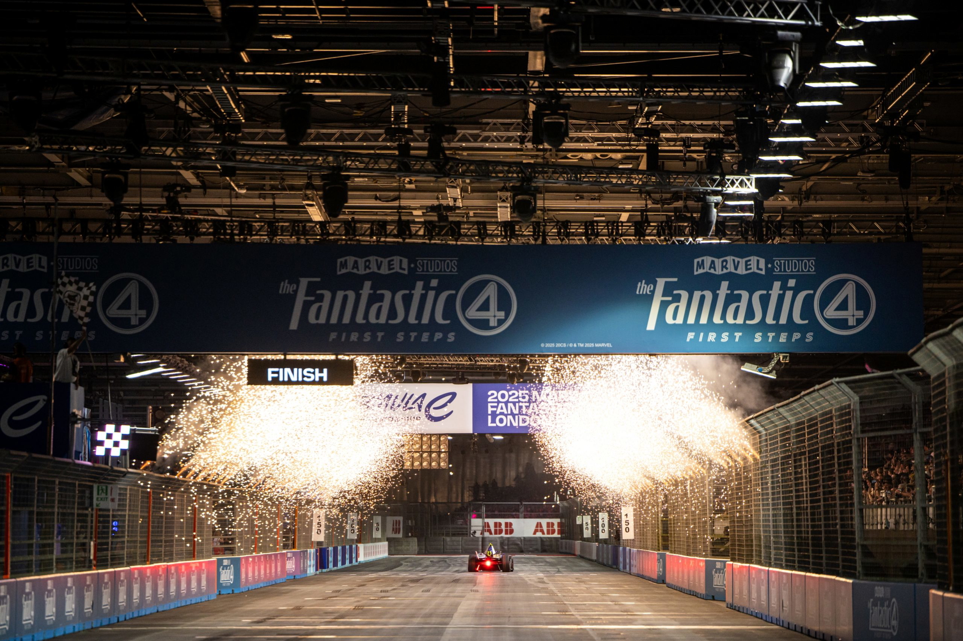 El vehículo eléctrico cruza la meta en un evento vibrante de Formula E.