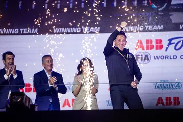 Celebración en el campeonato de Fórmula E, reflejando la emoción del automovilismo eléctrico.
