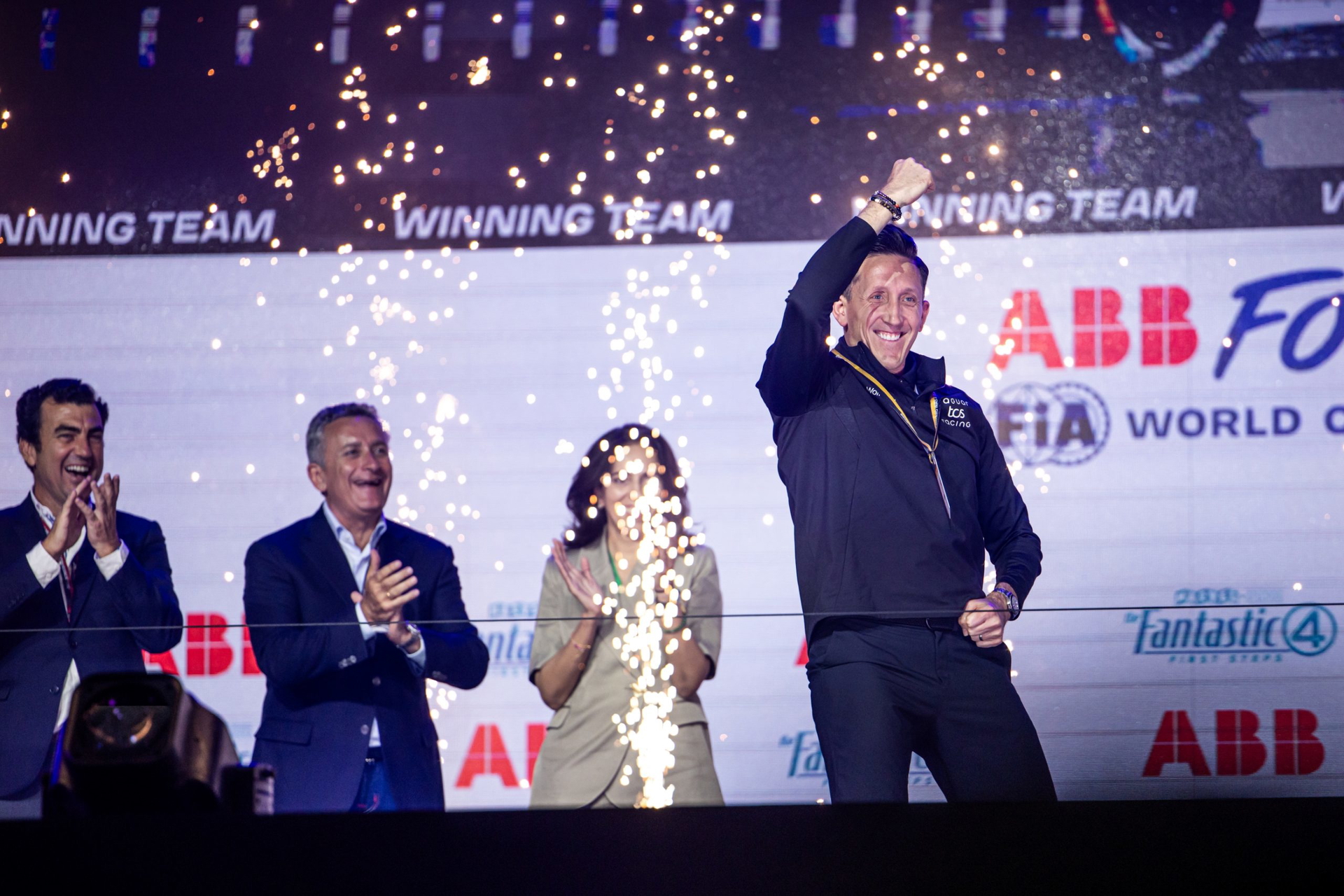 Celebración en el campeonato de Fórmula E, reflejando la emoción del automovilismo eléctrico.