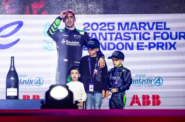 Piloto y niños celebran en el podio del E-Prix de Londres 2025.