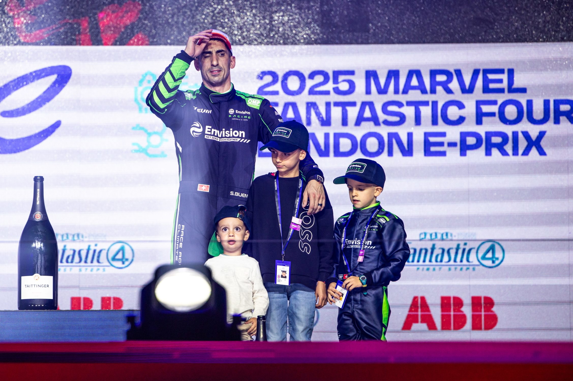 Piloto y niños celebran en el podio del E-Prix de Londres 2025.