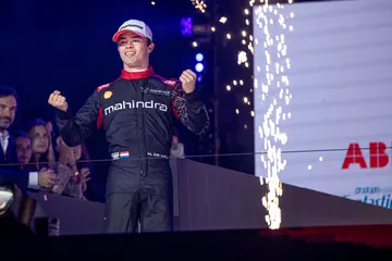El piloto celebra su victoria en el ePrix de Londres, destacando la emoción del evento.