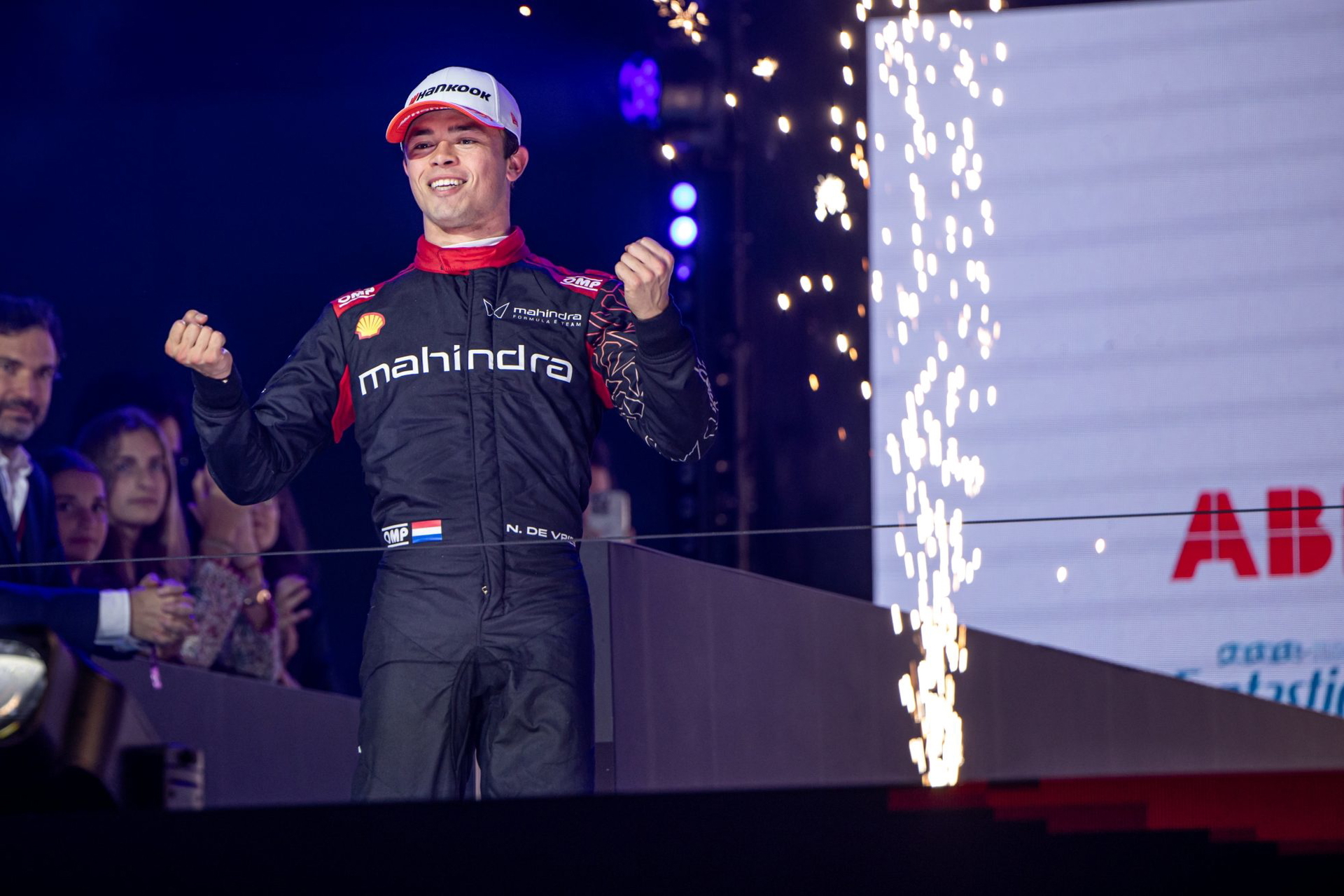 El piloto celebra su victoria en el ePrix de Londres, destacando la emoción del evento.