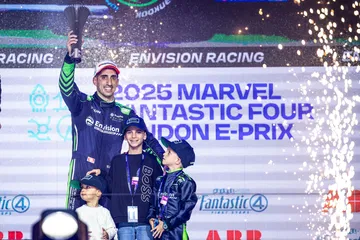 Celebración en el podio del E-Prix de Londres 2025, destacando el triunfo del piloto.