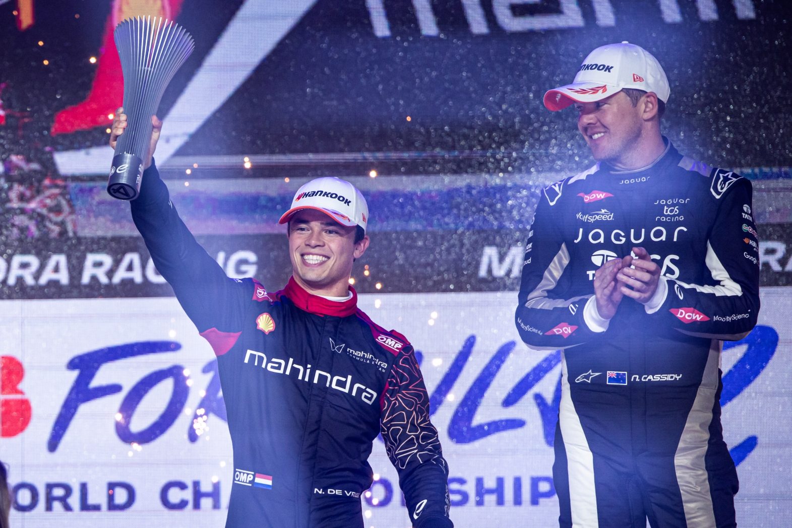 Celebración en el podio del ePrix de Londres 2025, con pilotos destacados.