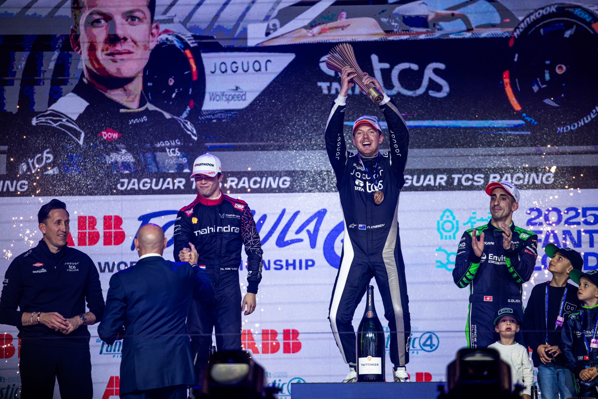 Celebración en el podio del ePrix en Londres, mostrando la emoción del triunfo.