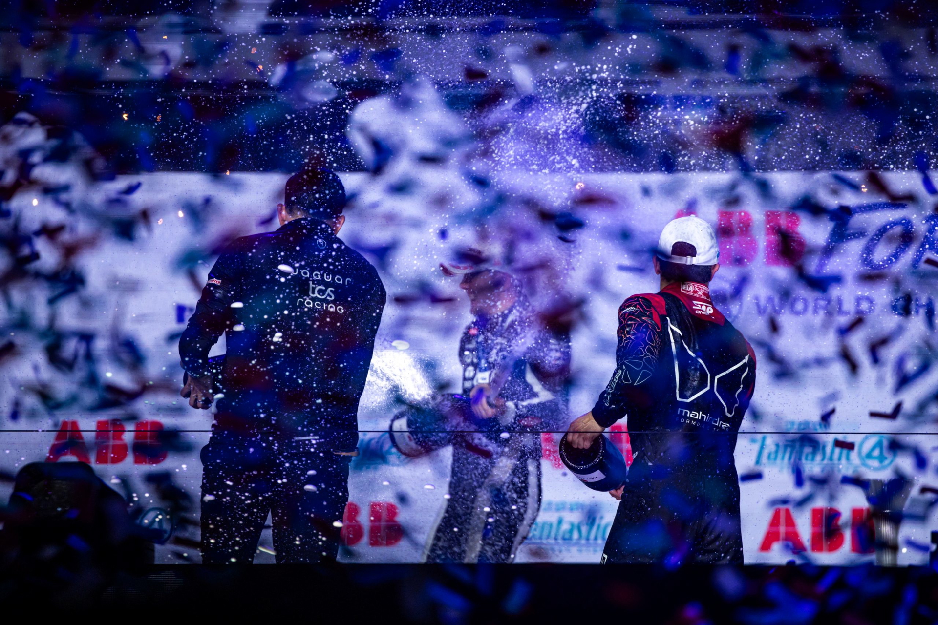 Celebración de los pilotos tras una carrera emocionante en Londres.