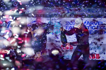 Celebración vibrante en el E-Prix de Londres 2025. Momentos electrizantes con el líder en manos.