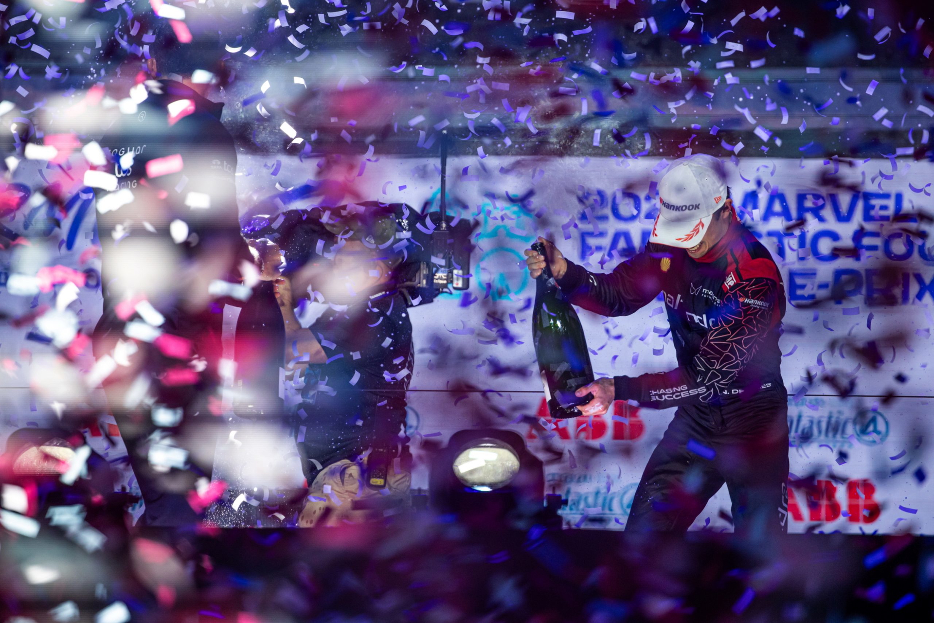 Celebración vibrante en el E-Prix de Londres 2025. Momentos electrizantes con el líder en manos.