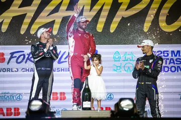 Victoria en el E-Prix de Londres: celebración y emoción sobre el podio.