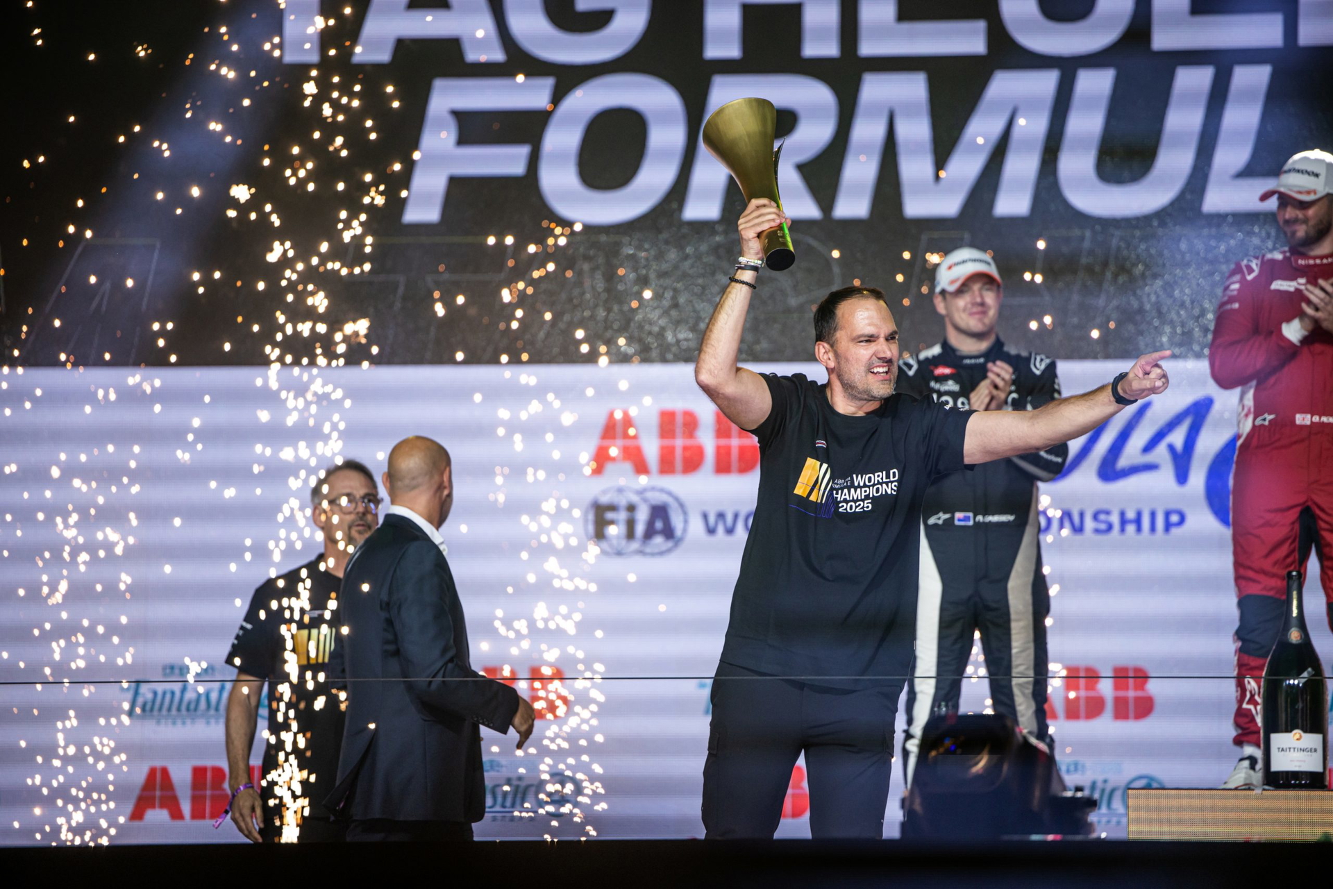 Celebración del equipo en el podio tras una emocionante carrera