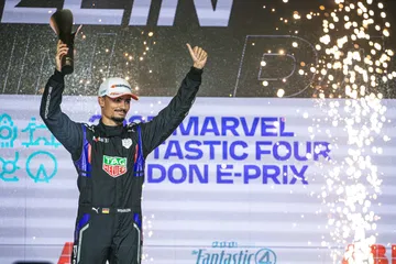El piloto celebra en el podio tras una victoria electrizante en el E-Prix de Londres.
