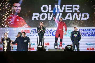 Oliver Rowland celebra su victoria en el E-Prix de Londres 2025.
