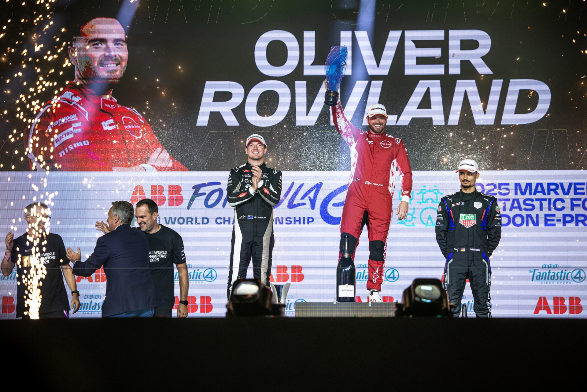 Oliver Rowland celebra su victoria en el E-Prix de Londres 2025.