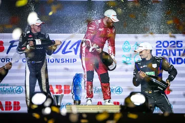 Celebración en el podio del E-Prix de Londres, destacando la emoción eléctrica.