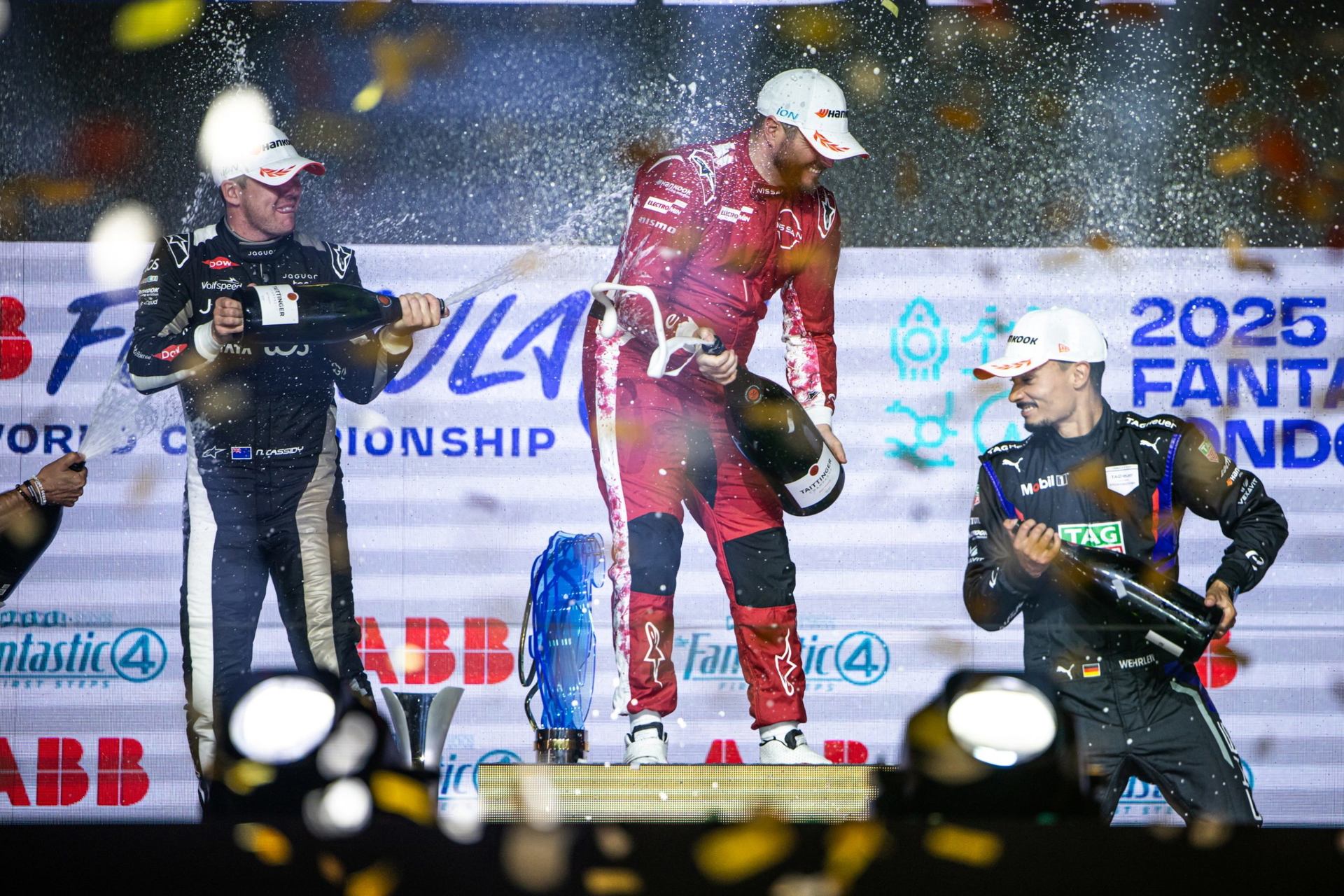 Celebración en el podio del E-Prix de Londres, destacando la emoción eléctrica.