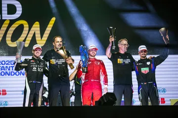 Celebración en el podio del E-Prix de Londres, con pilotos mostrando trofeos.